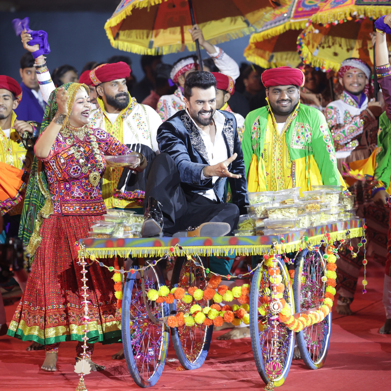 मनीष पॉल की एंट्री ने खींचा ध्यान