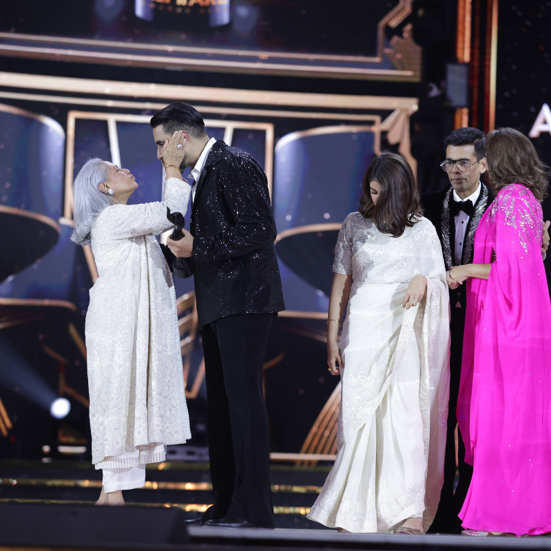 जया बच्चन ने बेटे पर लुटाया प्यार