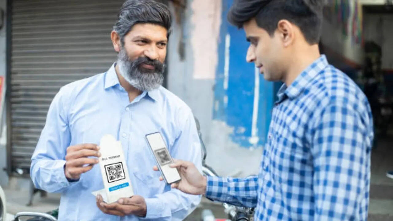 ​इसके बाद मासाहिरो हारो ने ट्योटा कंपनी की सहायक कंपनी डेंसो वेब टीम के साथ मिलकर इस ग्रिड डिजाइन से एक QR कोड तैयार किया। इस क्यूआर कोड में लोकेटर, पहचानकर्ता और वेब ट्रैकिंग के लिए डेटा होता है। शुरुआती चरण में क्यूआर कोड को आटोमोबाइल इंडस्ट्री में पार्ट्स को लेबल करने के लिए किया गया, इसके बाद इसे इलेक्ट्रॉनिक टिकट, कॉन्टैक्ट शेयरिंग और पेमेंट में किया जाने लगा। 