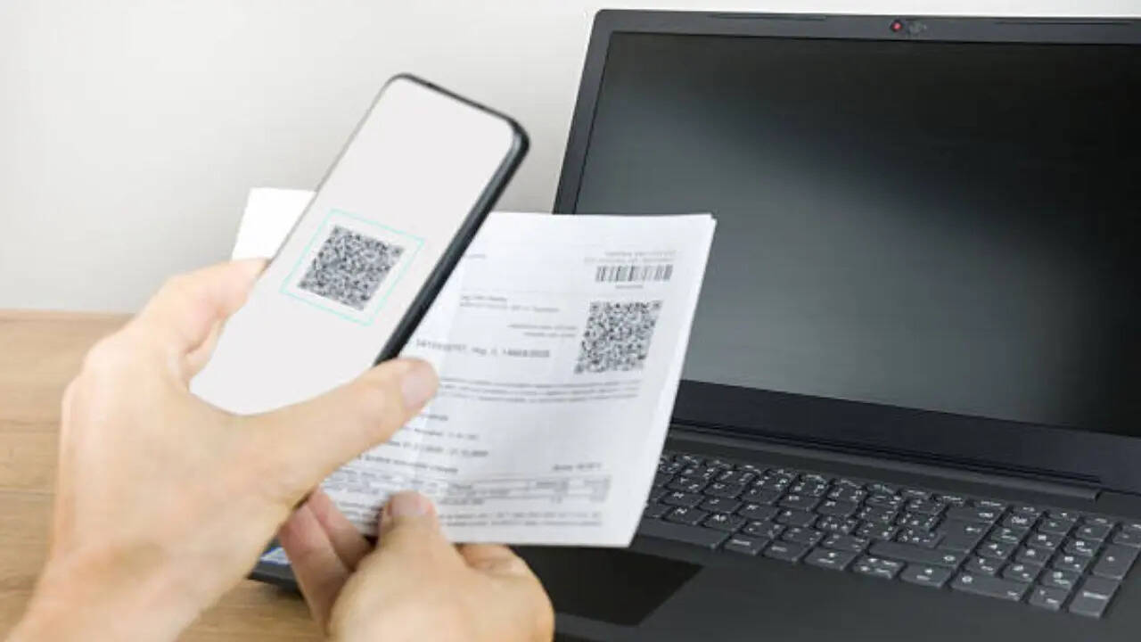 ​डिजिटल वर्ल्ड में QR कोड ने ऑनलाइन पेमेंट समेत कई सारे काम को आसान बना दिया है। QR कोड का फुल फॉर्म Quick Response code होता है। इसने डिजिटल वर्ल्ड में हमारे कई सारे काम को बेहद आसान बना दिया है। फिर चाहे ऑनलाइन पैसे ट्रांसफर करना हो या फिर किसी वाई-फाई नेटवर्क से मोबाइल को कनेक्ट करना हो या फिर डॉक्यूमेंट शेयरिंग का काम हो।