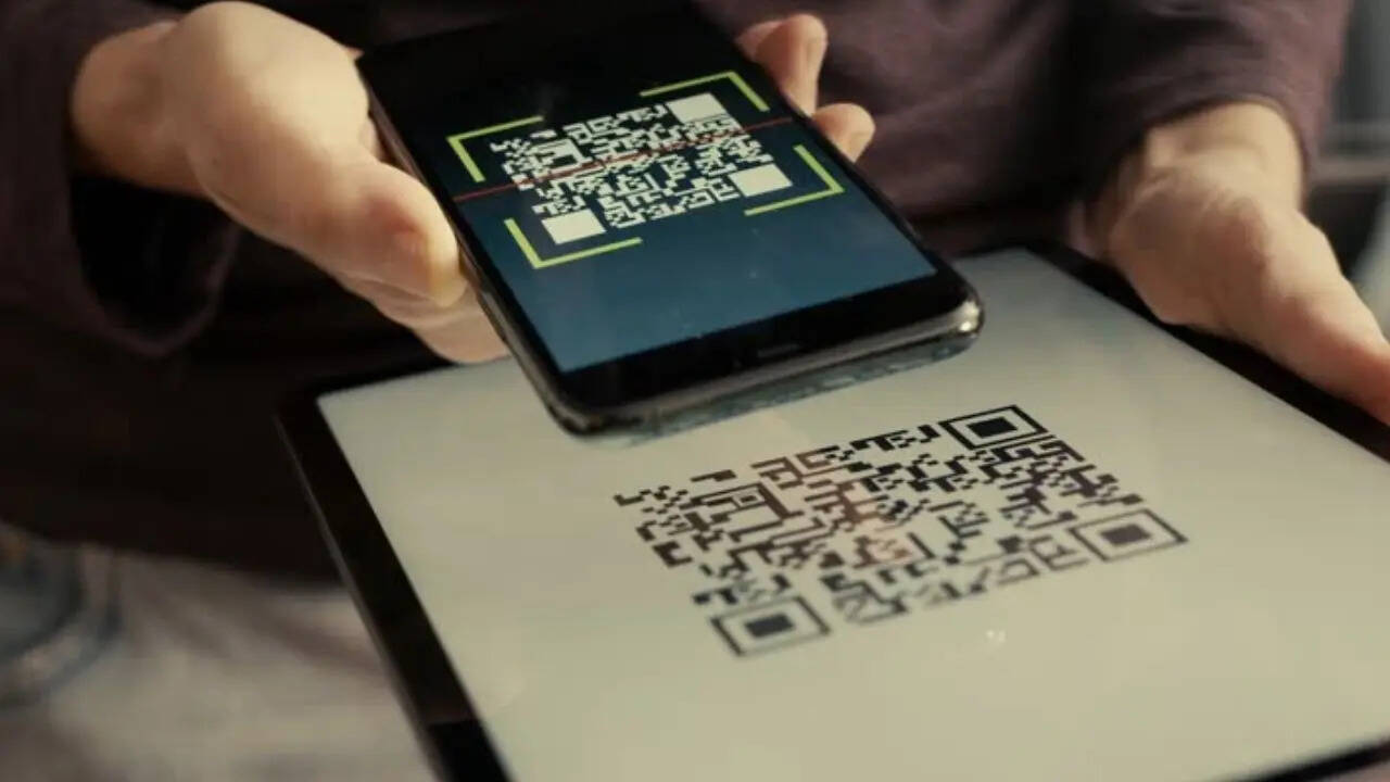 ​हम लोग दिन में न जाने कितनी बार अपने स्मार्टफोन से QR Code को स्कैन करते हैं लेकिन क्या आपने कभी सोचा है कि इस QR Code को किसने बनाया और सबसे पहले इसका इस्तेमाल कब शुरू हुआ?  क्या आप जानते हैं कि आखिर इस QR Code की टेक्नोलॉजी कैसे काम करती है जिससे किसी को फटाफट पैसे ट्रांसफर हो जाते हैं।
