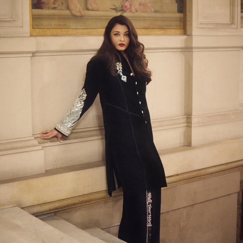 ऐश्वर्या ने आंखों से चलाया जादू