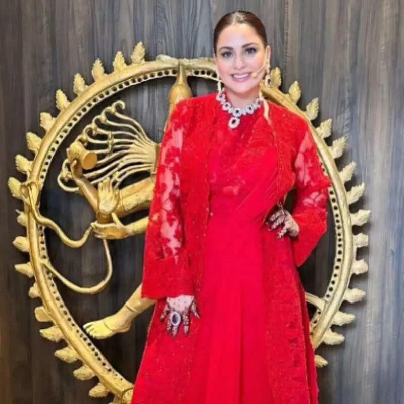 रेड साड़ी में प्यारी लगीं श्रद्धा आर्या