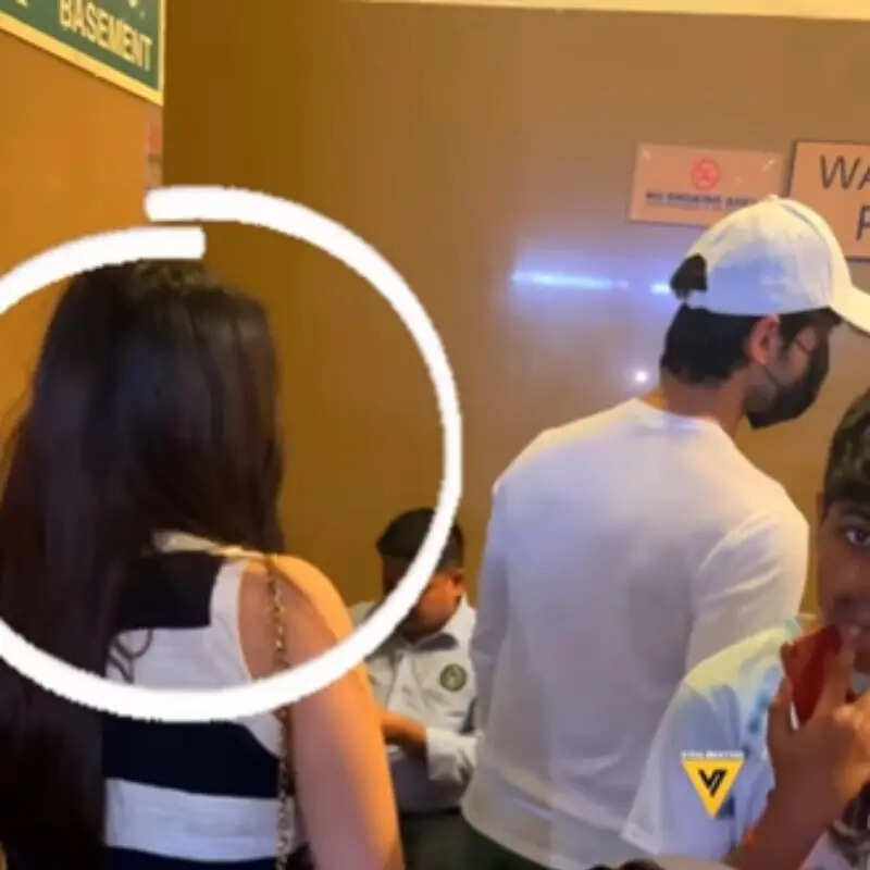 मिस्ट्री गर्ल संग नजर आए अभिषेक कुमार