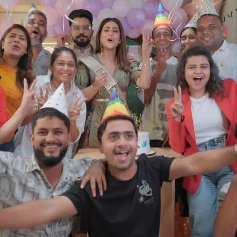 हिना खान को जन्मदिन पर मिला टीम से सरप्राइज 