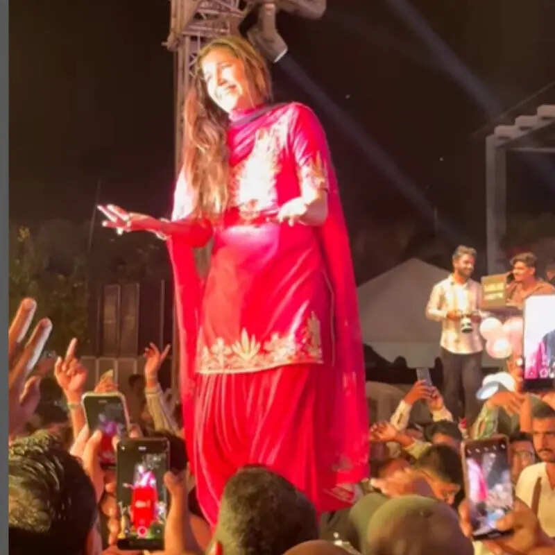सपना चौधरी को देखने आई भीड़ 