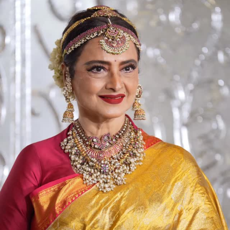 रेखा के लुक ने बनाया दीवाना