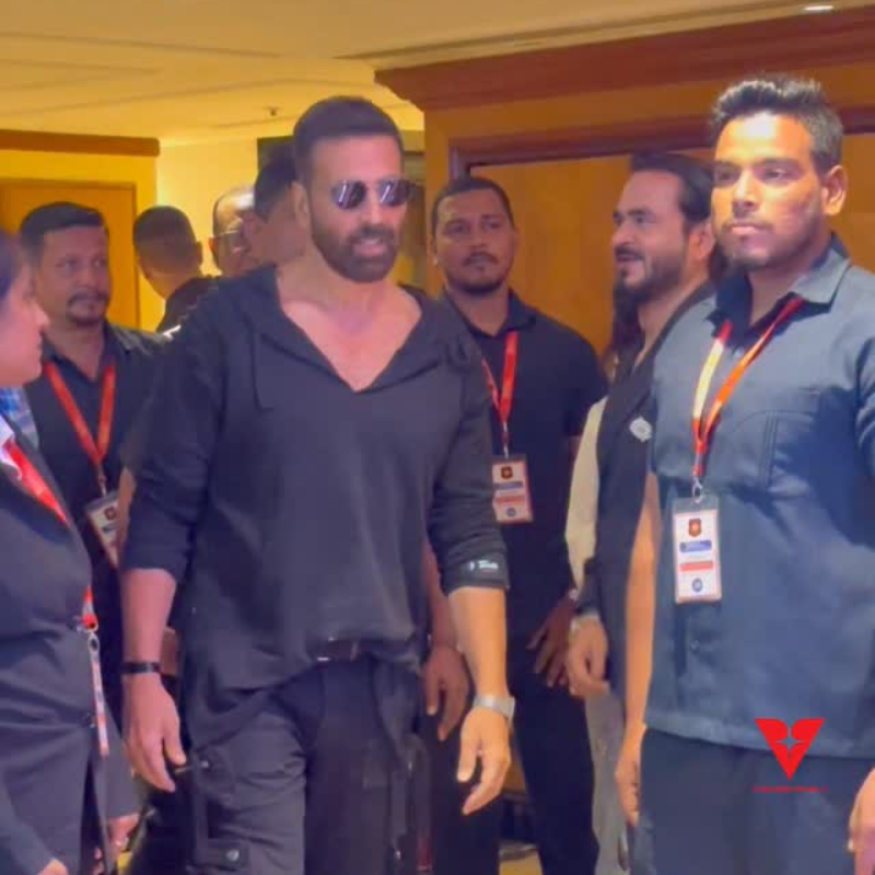 कूल लुक में नजर आए अक्षय