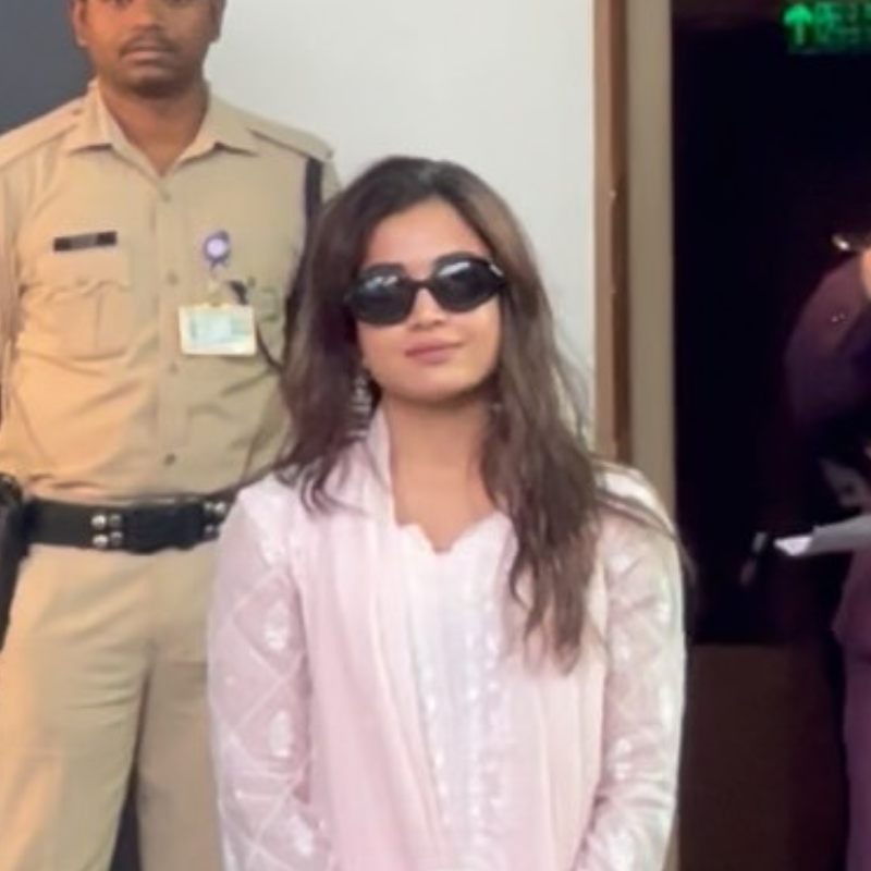 ​रश्मिका मंदाना ने लगा रखा था चश्मा