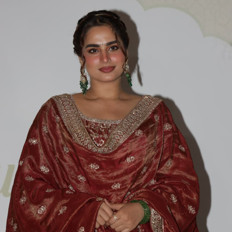 आयशा खान के लुक ने बनाया दीवाना