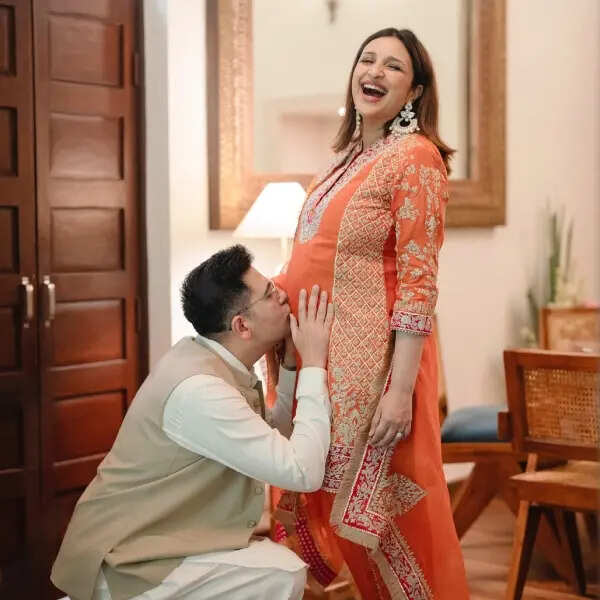 राघव ने परिणीति के बेबी बंप को किया किस