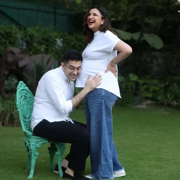 राघव चड्ढा ने लुटाया प्यार