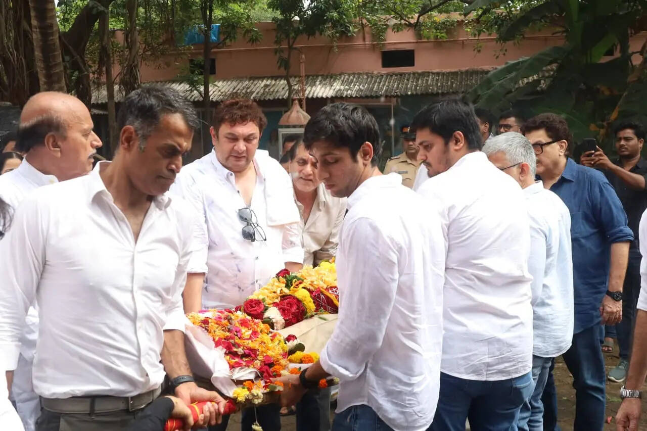 ऑनस्क्रीन बेटे राजेश कुमार ने दिया अर्थी को कंधा