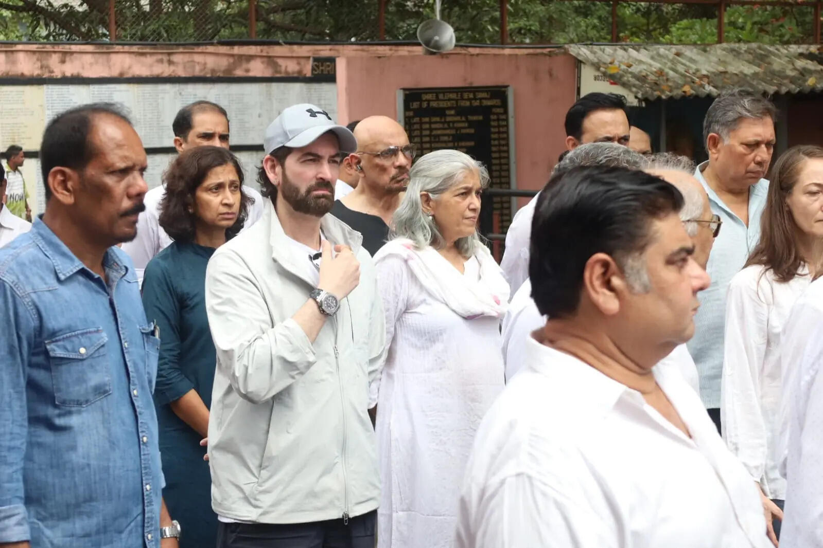 नील नितिन मुकेश और रतना पाठक के चेहरे पर दिखी मायूसी