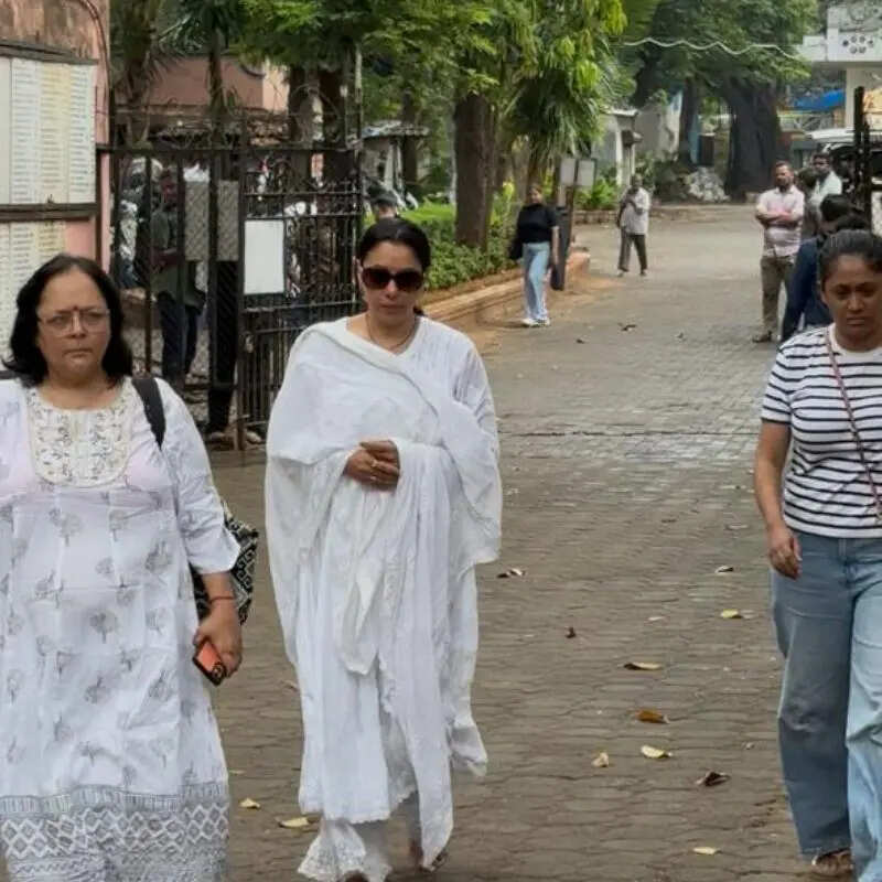 नम आंखें लिये पहुंचीं रुपाली गांगुली