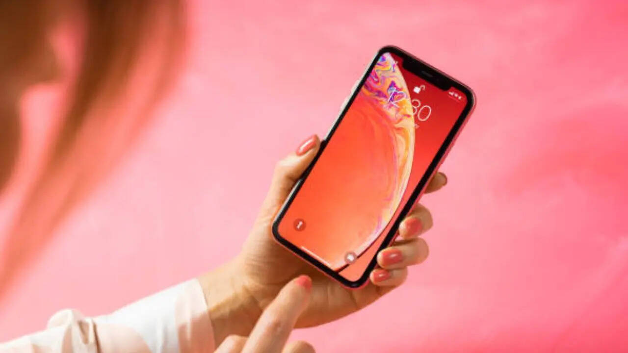 ​आपको बता दें कि आईफोन में यूजर्स को बैटरी खपत कम करने के लिए लो पावर मोड दिया जाता है। यह मोड परफॉर्मेंस को कम करता है और साथ ही फोन्स के कई सारे फीचर्स को भी डिसेबल कर देता है। वहीं Adaptive Power मोड फीचर इससे पूरी तरह से अलग है। यह फीचर परफॉर्मेंस में बिना किसी रुकावट के बैटरी लाइफ को बढ़ाता है।