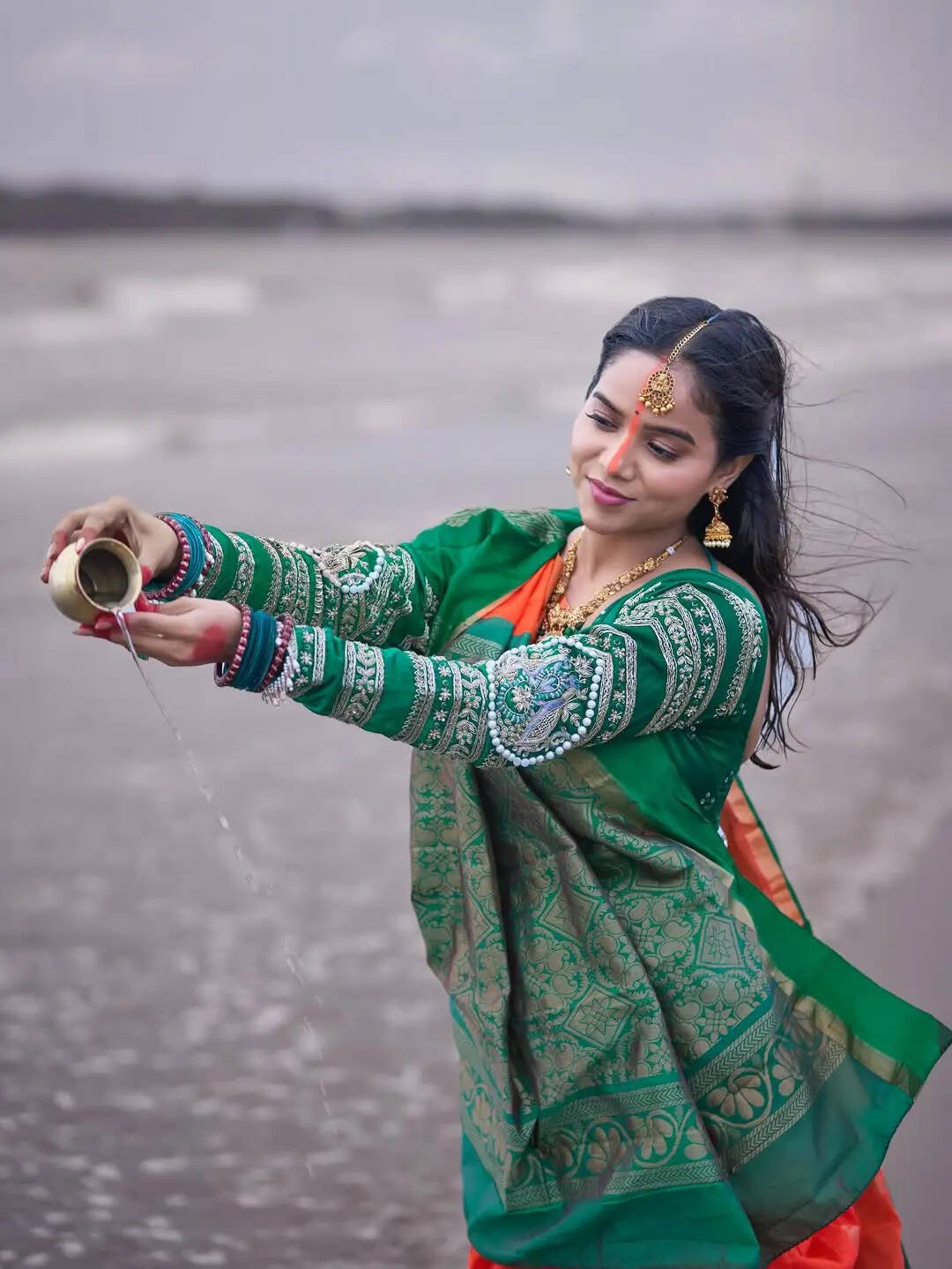 Manisha Rani ने सोलह श्रृंगार कर समंदर किनारे की छठ पूजा, फोटोज शेयर कर ...