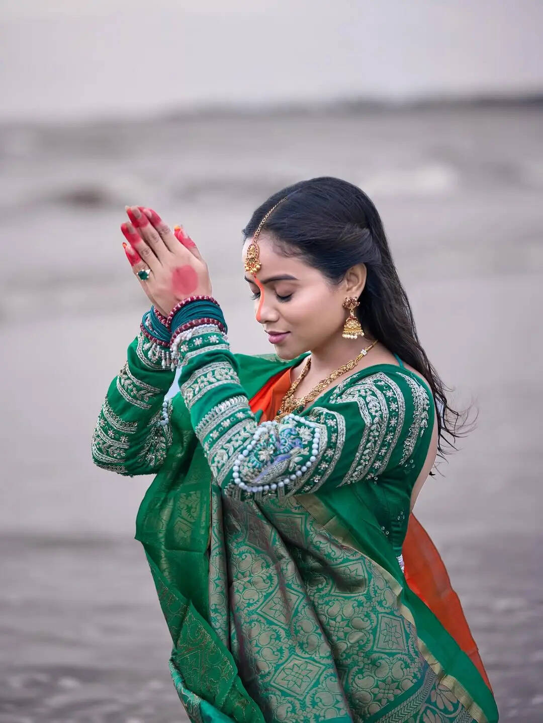 Manisha Rani ने सोलह श्रृंगार कर समंदर किनारे की छठ पूजा, फोटोज शेयर कर ...