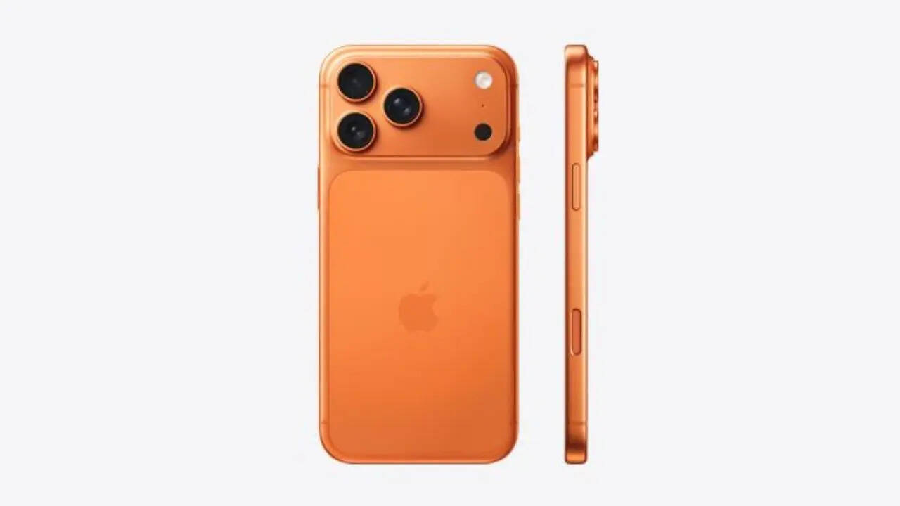 ​iPhone 17 Pro और iPhone 17 Pro Max को 'एनोडाइज्ड एल्युमिनियम' से बनाया गया है। आसान शब्दों में समझाएं तो फोन की बॉडी के मेटल के ऊपर एक प्रोटेक्टिव लेयर चढ़ाई जाती है जो इसे खरोज और जंग से बचाती है। ये लेयर ही फोन को उसका ऑरेंज कलर भी देती है। वैसे तो यह लेयर काफी सेफ है लेकिन कुछ केमिकल्स के सामने यह कमजोर पड़ जाती है।