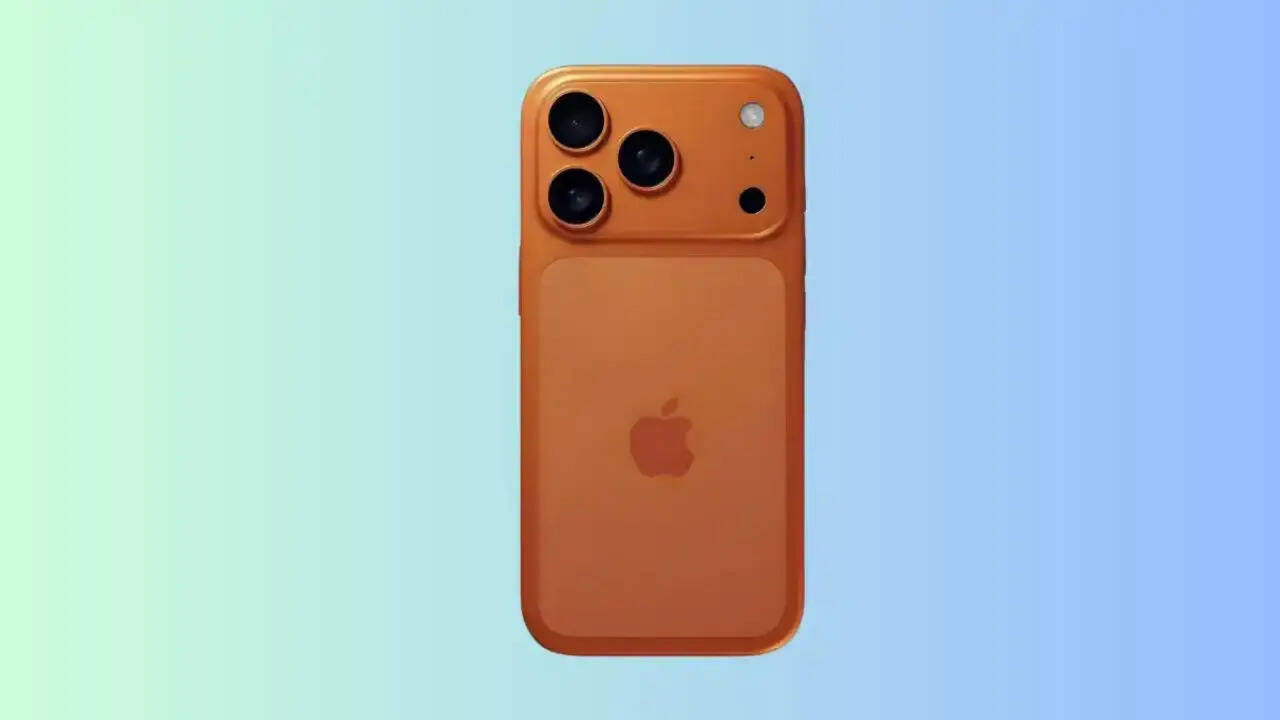​आपको बता दें कि Apple हमेशा यूजर्स को बताता है कि आईफोन को कैसे साफ करना चाहिए। एप्पल सपोर्ट पेज के मुताबिक फोन को क्लीन करने के लिए हमेशा 70% आइसोप्रोपाइल अल्कोहल वाले वाइप्स या फिर सॉफ्ट कपड़े का इस्तेमाल करना चाहिए। कभी भी फोन की बॉडी या फिर डिस्प्ले में हार्ड केमिकल का इस्तेमाल नहीं करना चाहिए।