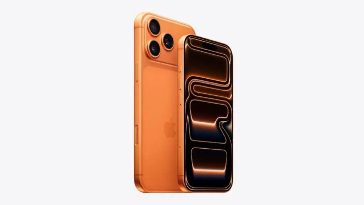 ​रिपोर्ट्स की मानें तो जिन लोगों के iPhone 17 Pro और iPhone 17 Pro Max के कलर में बदलाव हो रहा है उन्होंने फोन को किसी गलत क्लीनर से साफ किया होगा जिसकी वजह से फोन का कलर बदल रहा है। जैसे- हार्ड सेनिटाइजर या फिर दूसरे क्लीनर केमिकल के इस्तेमाल की वजह से ऐसी समस्या हो सकती है।