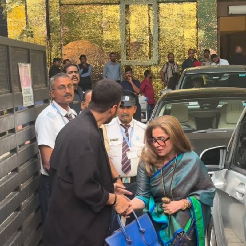 सास का पर्स पकड़े दिखे अक्षय कुमार
