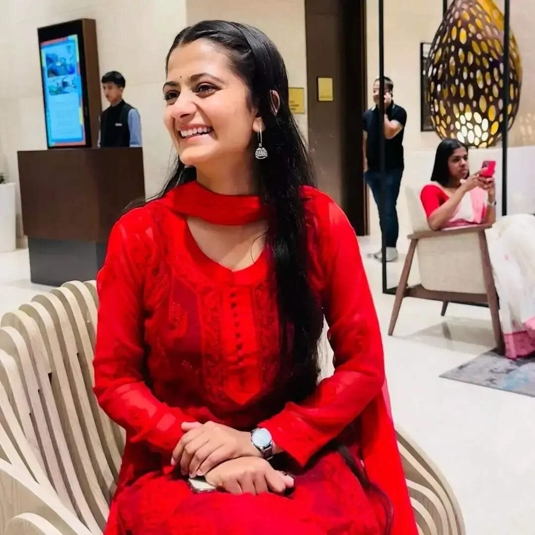 IAS Divya Tanwar Inspirational story daughter of labourer mother ...