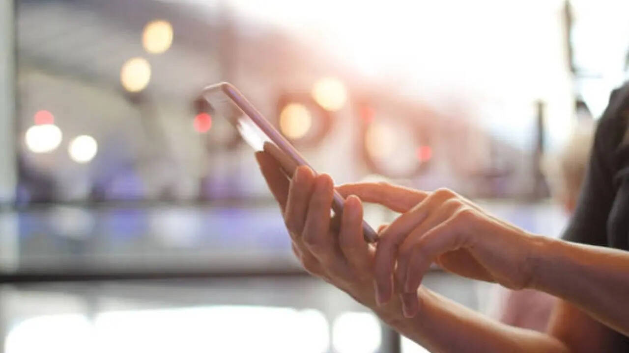 BSNL की लिस्ट में 1499 रुपये का प्लान भी मौजूद है। इस प्लान की वैलिडिटी में भी बदलाव किया गया है। कंपनी इस रिचार्ज प्लान में ग्राहकों को पहले 336 दिनों की वैलिडिटी देती थी लेकिन अब इसमें 36 दिन कम कर दिए गए हैं। प्लान में अब सिर्फ 300 दिनों की वैलिडिटी के साथ अनलिमिटेड कॉलिंग की सुविधा मिलेगी। 