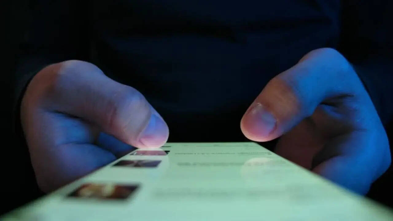 सरकारी कंपनी ने 997 रुपये वाले प्रीपेड प्लान में भी बदलाव किया है। इस प्लान में अब 160 दिन की जगह सिर्फ 150 दिन की वैलिडिटी मिलेगी। इसमें भी यूजर्स को अनलिमिटेड वॉइस कॉलिंग के साथ डेली 2GB डेटा और डेली 100 फ्री SMS मिलेंगे।