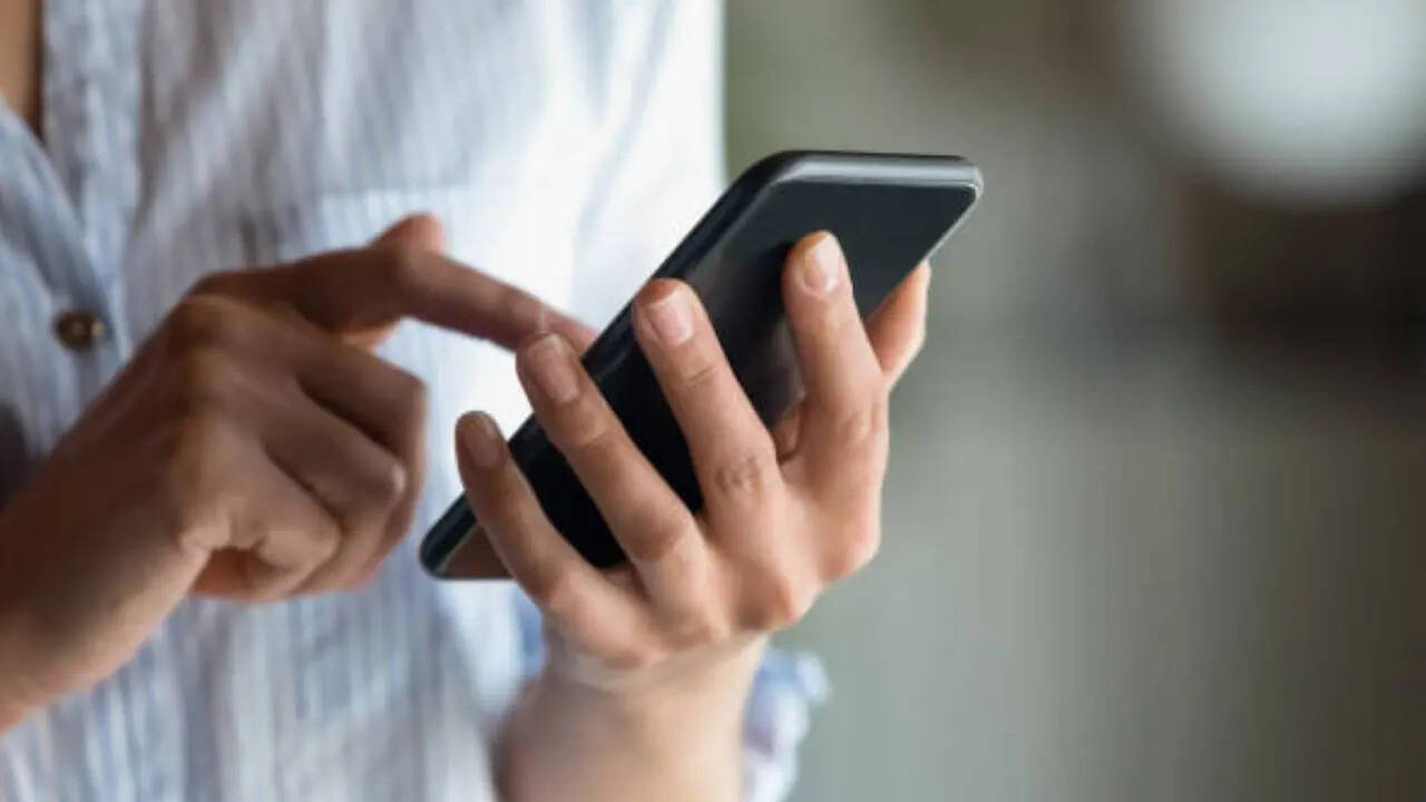 बीएसएनएल ने 897 रुपये वाले रिचार्ज प्लान में भी बड़ा बदलाव किया है। इस प्लान में अब ग्राहकों को 180 दिन की बजाय सिर्फ 165 दिन की वैलिडिटी मिलेगी। इस प्लान में पहले की तरह अनलिमिटेड कॉलिंग के साथ 24GB डेटा और फ्री SMS मिलेंग।