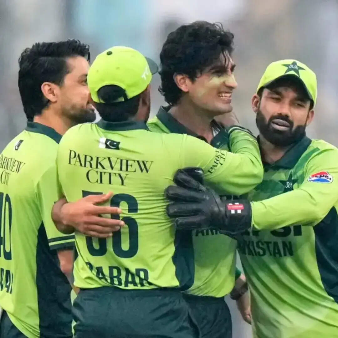 नसीम शाह और अबरार की शानदार गेंदबाजी