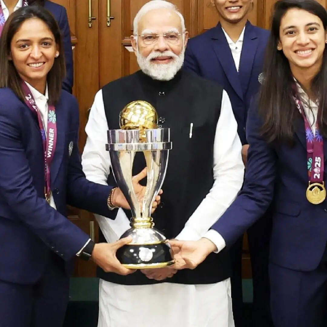 पीएम मोदी ने ट्रॉफी को हाथ नहीं लगाया