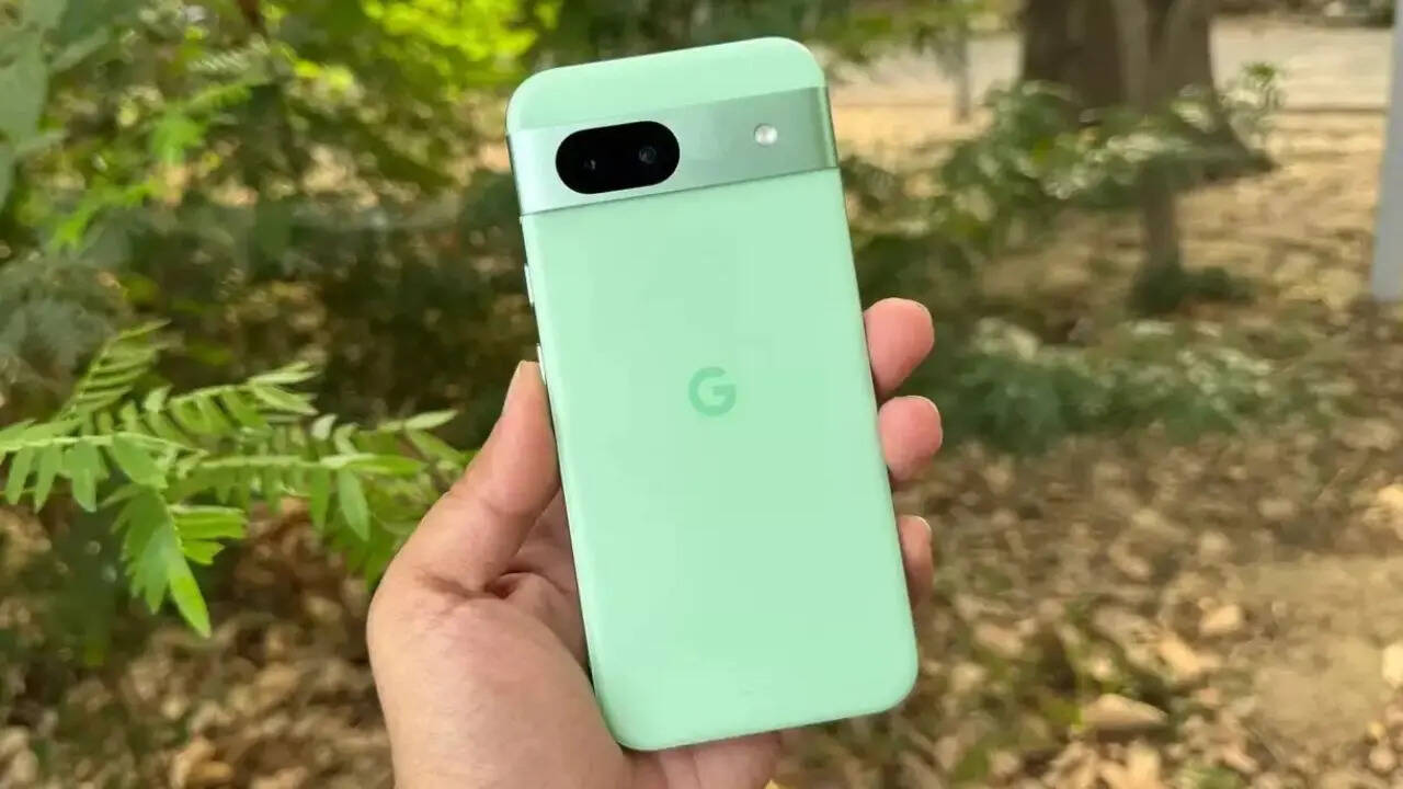 ​Google Pixel 8a में कंपनी ने एल्यूमिनियम फ्रेम के साथ प्लास्टिक बैक पैनल दिया है। इसमें आपको IP67 की रेटिंग मिलती है। कंपनी ने इसमें 6.1 इंच का OLED डिस्प्ले दिया है।  डिस्प्ले में 120Hz का रिफ्रेश रेट मिलता है। प्रोटेक्शन के लिए इसमें Corning Gorilla Glass 3 दिया गया है। 