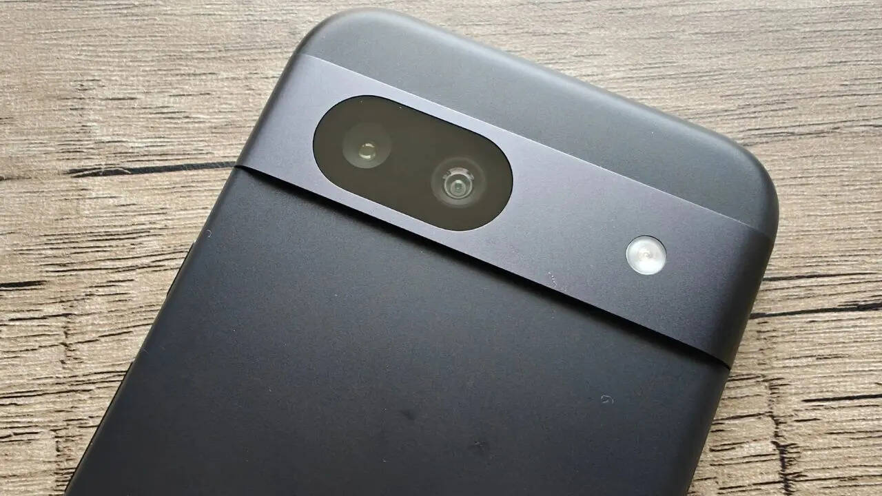 ​Google Pixel 8A की कीमत ई-कॉमर्स वेबसाइट फ्लिपकार्ट पर 52,999 रुपये है। हालांकि अब आप इसे हैवी डिस्काउंट के साथ खरीदकर घर ले जा सकते हैं। फ्लिपकार्ट अपने ग्राहकों को इस पर 33% का तगड़ा डिस्काउंट दे रही है। इस ऑफर के साथ आप 18000 रुपये की बचत के साथ सिर्फ 34,999 रुपये में खरीदकर घर ले जा सकते हैं। 