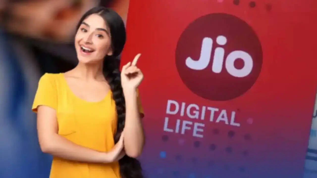 जियो के 3599 रुपये वाले रिचार्ज प्लान के बेनिफिट्स की के बारे में बात करें तो आपको 365 दिनों की लंबी वैलिडिटी मिलती है। मतलब आज प्लान खरीदा तो सीधे नवंबर 2026 तक के लिए टेंशन फ्री हो जाएंगे। इस प्लान में कंपनी ग्राहकों को 365 दिन तक सभी नेटवर्क पर अनलिमिटेड कॉलिंग ऑफर करती है। इसके साथ ही आपको हर दिन सभी नेटवर्क के लिए 100 फ्री एसएमएस भी मिलते हैं।