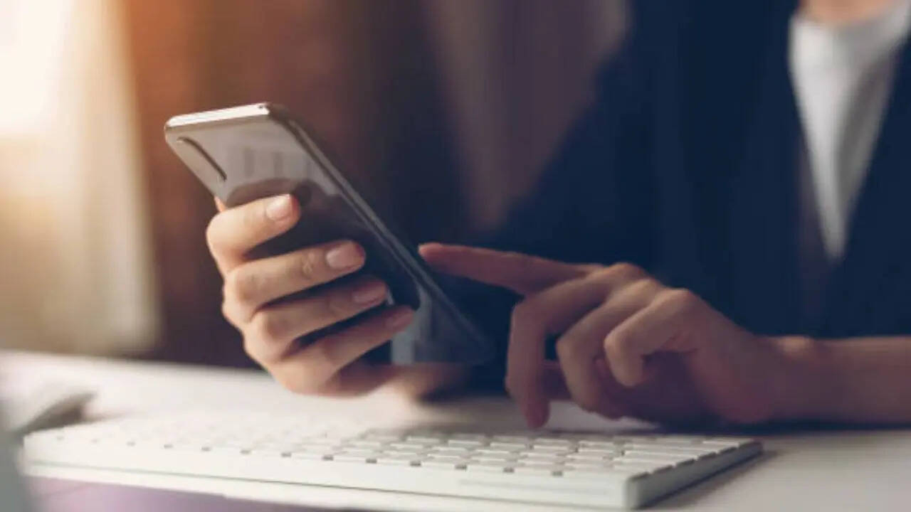 Meta की नई पॉलिसी के अनुसार 15 जनवरी 2026 से सामान्य AI चैटबॉट्स को WhatsApp Business API पर इस्तेमाल नहीं किया जा सकेगा। कंपनी ने इस बदलाव की वजह सिस्टम पर बढ़ता लोड और मैसेज की बढ़ती संख्या बताई है।