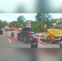 स्कूटी से फर्राटे भरते सड़क पार कर रही थी महिला बेपरवाह ड्राइविंग के कारण हुई हादसे का शिकार लोग बोले- ऐसे कैसे चलेगा दीदी