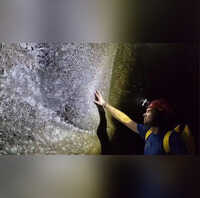 आज का वायरल वीडियो 10-NOV-2025 इस जगह पर मिला दुनिया का सबसे बड़ा मकड़ी जाल इसमें आसानी से ढंक जाएंगे 530 लोग