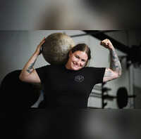 ऐसी धाकड़ है धाकड़ है महिला ने 180 किलो का पत्थर उठाकर तोड़ा विश्व रिकॉर्ड गिनीज बुक में नाम दर्ज