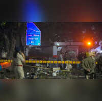 Delhi Blast Photos दिल्ली के लाल किले विस्फोट स्थल से सामने आईं तस्वीरेंबयां कर रही हैं हादसे की भयावहता