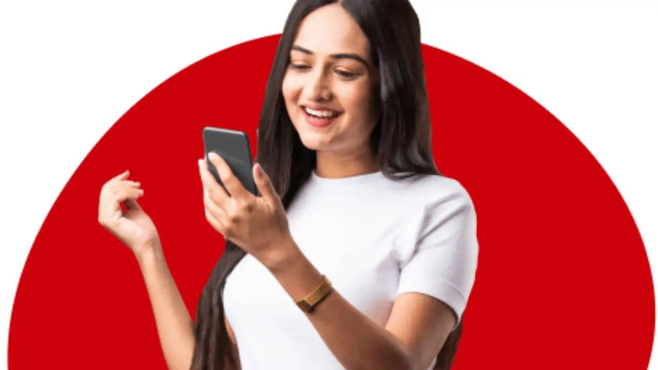 ​अब इन लोगों को को 199 रुपये का रिचार्ज करना होगा जिसमें सभी नेटवर्क पर अनलिमिटेड कॉलिंग के साथ रोज 100 SMS मिलेंगे और कुल 2 जीबी डाटा मिलेगा जो कि 28 दिनों के लिए होगा यानी कंपनी इसमें पूरा डाटा भी नहीं दे रही है। इसमें 12 महीने के लिए फ्री हेल्लो ट्यून भी मिलेगा और Perplexity Pro AI का फ्री सब्सक्रिप्शन मिलेगा।​