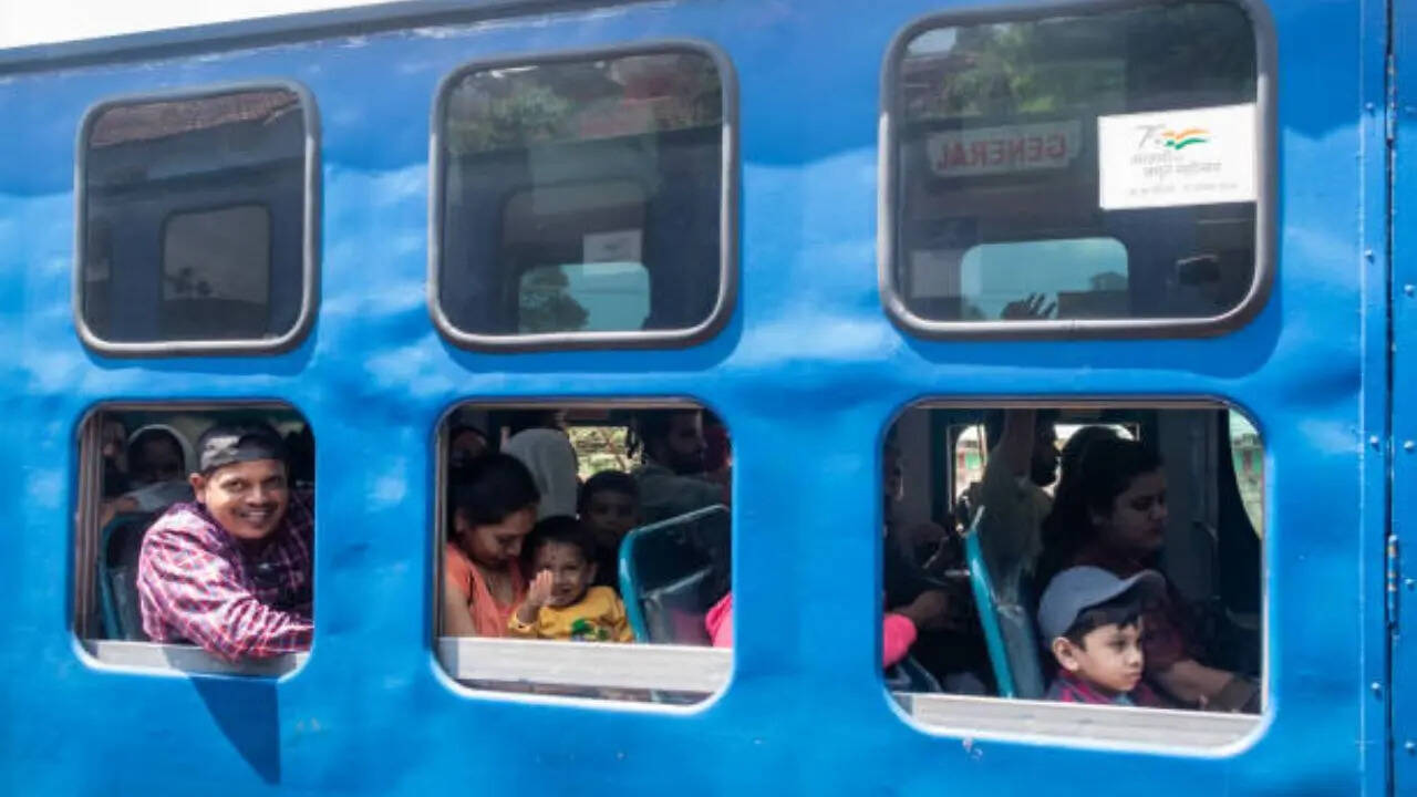  208 मोड़ 16 सुरंगें और 250 से ज्यादा पुल