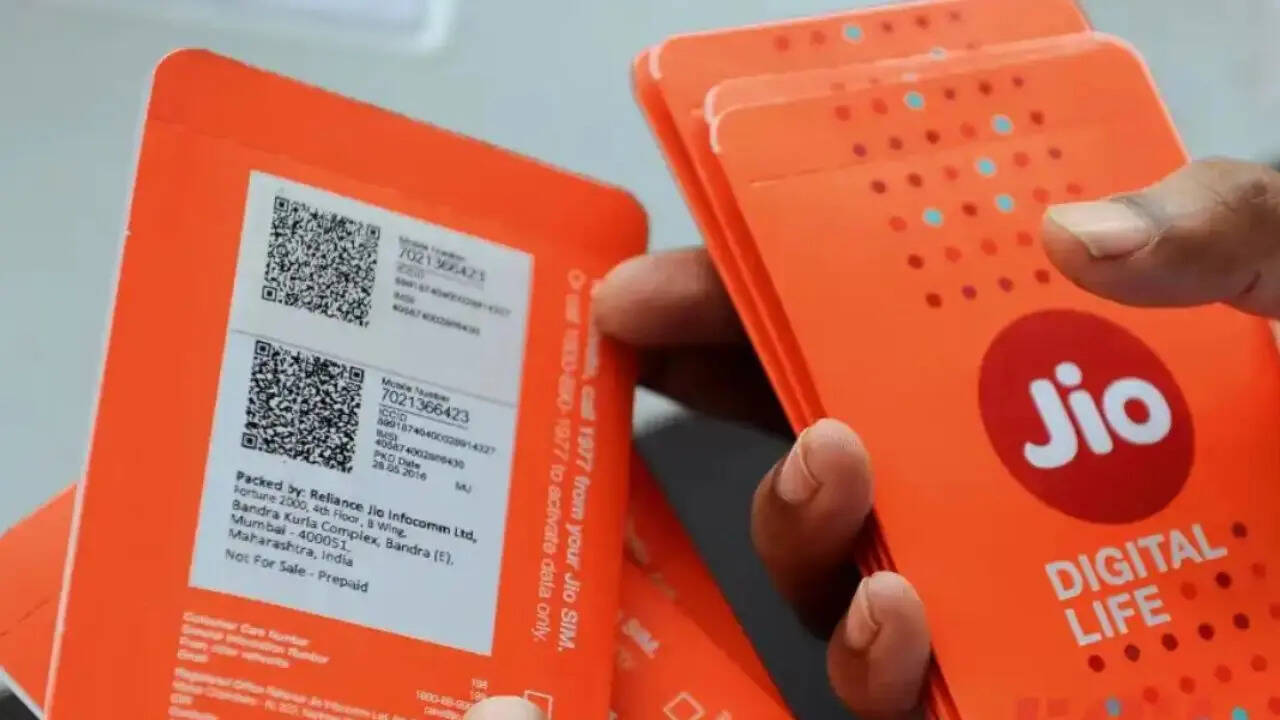 Jio के इस 3999 रुपये वाले वार्षिक प्लान में मिलने वाले डेटा बेनिफिट्स की बात करें तो यह प्लान उन ग्राहकों के लिए सबसे किफायती है जो अधिक डेटा चाहते हैं। इस प्लान में 365 दिनों के लिए कंपनी ग्राहकों को 912GB से अधिक डेटा ऑफर कर रही है। इसके साथ ही प्लान में आपको सभी नेटवर्क के लिए डेली 100 फ्री एसएमएस भी मिलते हैं।