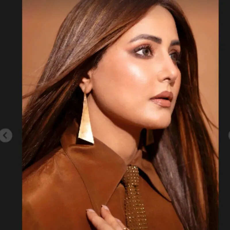 हिना खान ने दिखाया ग्लैमरस अंदाज