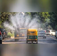Delhi NCR Pollution स्मॉग की चादर में लिपटी दिल्ली दम घोंटू हुई हवा आज भी AQI 400 पार