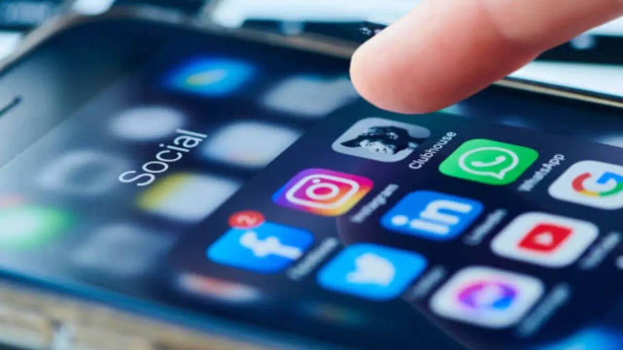 ​गूगल प्ले स्टोर पर इस फेक ऐप को Call History of any number नाम से लिस्ट किया गया है। सबसे शॉकिंग बात यह है कि इस ऐप की रेटिंग भी कॉफी अच्छी है। इसलिए अगर आप कॉल हिस्ट्री वाला कोई ऐप तलाश रहे हैं तो सरकारी फोटो देखकर कहीं इस ऐप्लिकेशन के झांसे में न फंस जाएं। 