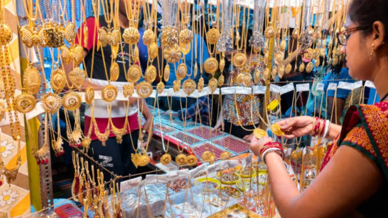 ​निवेशकों को सावधान रहने की जरूरत: एक्सपर्ट का कहना है कि फिनटेक ऐप्स, वॉलेट्स या अन्य गैर-सेबी-विनियमित प्लेटफॉर्म के माध्यम से डिजिटल गोल्ड/ई-गोल्ड रखने या खरीदने वाले किसी भी व्यक्ति को इस आदेश के बाद सावधान रहने की आवश्यकता है। SEBI की हालिया एडवाइजरी का मकसद घबराहट फैलाना नहीं, बल्कि निवेशकों को जागरूक करना है ताकि वे यह सुनिश्चित कर सकें कि उनका पैसा जवाबदेह और विश्वसनीय संस्थानों में ही निवेशित है।