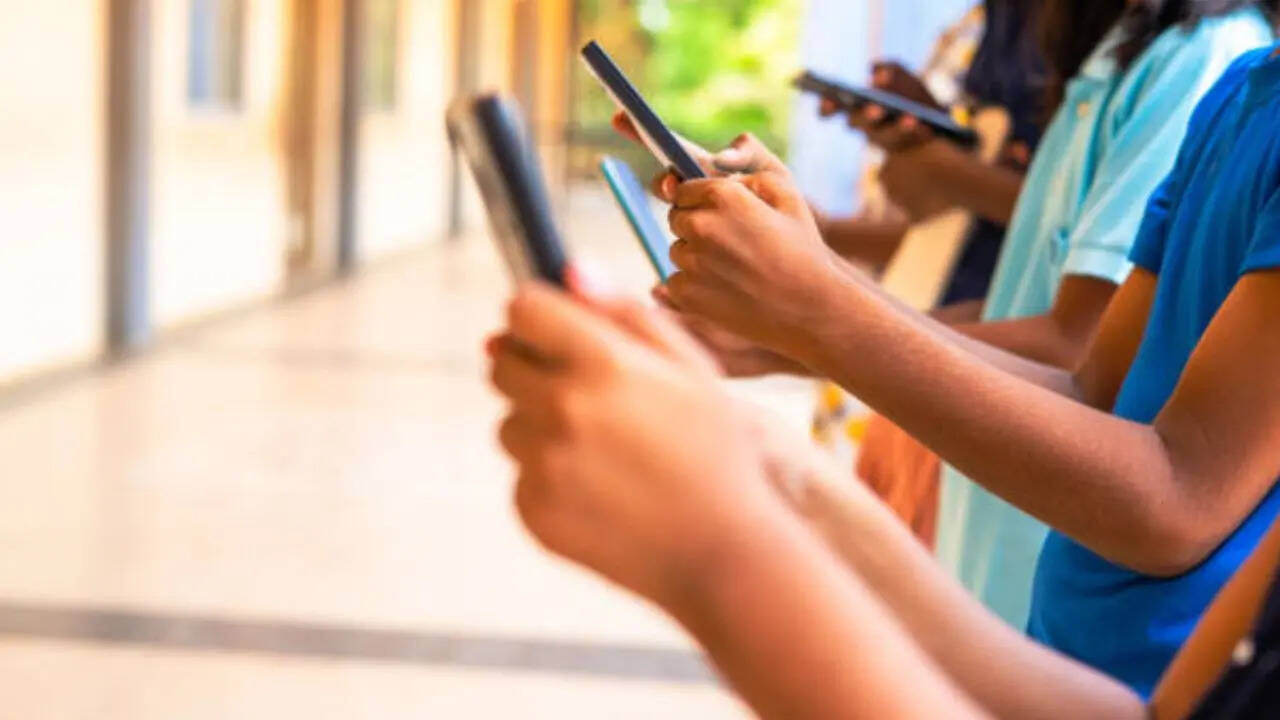 ​BSNL के इस 1 रुपये वाले दिवाली बोनांजा ऑफर में ग्राहकों को 30 दिनों की वैलिडिटी दी जाती है। इसके साथ ही प्लान में ग्राहकों को सभी नेटवर्क के लिए अनलिमिटेड कॉलिंग और कुल 60GB डेटा मिलता है। मतलब आप हर दिन 2GB डेटा इस्तेमाल कर सकते हैं। प्लान में यूजर्स को डेली 100 फ्री एसएमएस भी मिलते हैं।