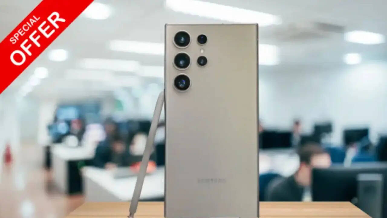 अगर आप सिर्फ महंगे होने की वजह से Samsung Galaxy S24 Ultra को नहीं खरीद पा रहे थे तो अब आपके पास इसे सस्ते एंड्रॉयड स्मार्टफोन की कीमत में घर ले जाने का शानदार मौका है।