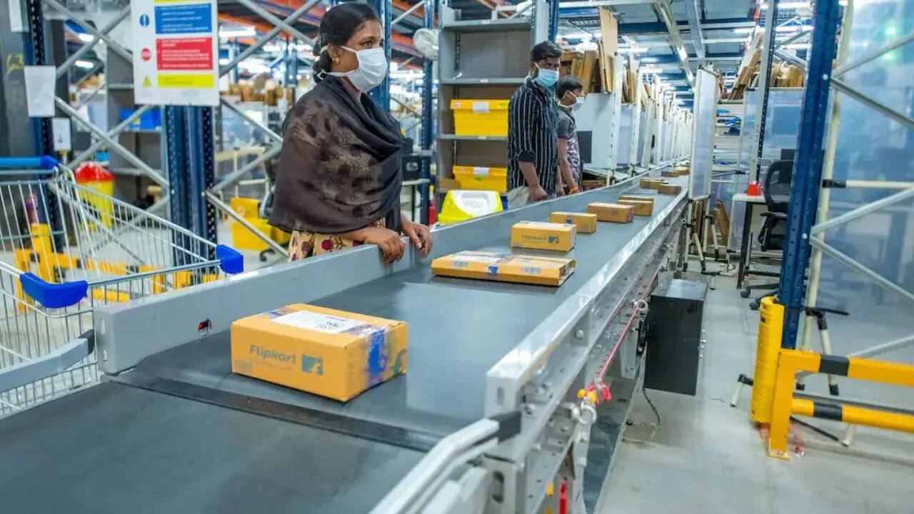 ​आपको बता दें कि फ्लिपकार्ट पर जब भी कोई सेल व्यापार के लिए आता है तो कंपनी उससे हर एक प्रोडक्ट के लिए कुछ कमीशन लेती है। ऐसे में अब जब सेलर को कमीशन से राहत मिलेगी तो सामान पहले से ज्यादा सस्ते मिलने की संभावना ।